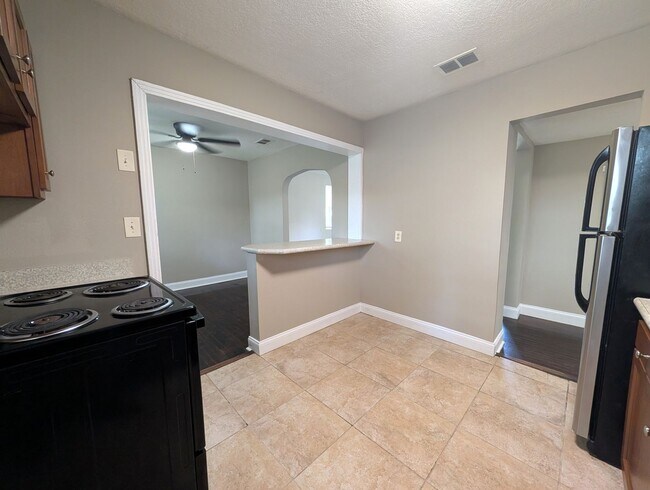 Foto del edificio - AVAILABLE NOW!! 3/1 Updated and Ready for a move-in!
