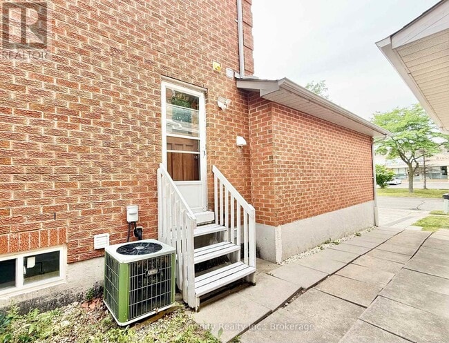 Building Photo - 11 Meadowglen Dr