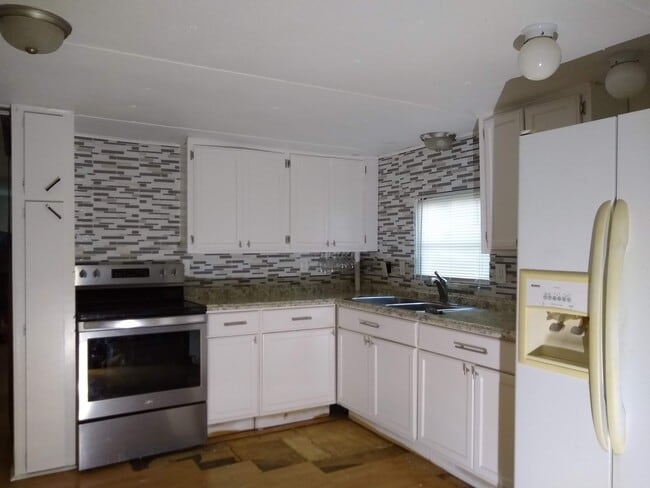 Building Photo - 117 Lucy Ln