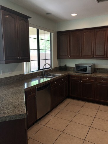 Foto del edificio - 530 Via Assisi