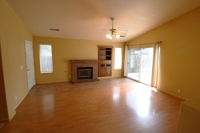 Building Photo - Charming 3bd/2ba Elk Grove Home With 2 Car...