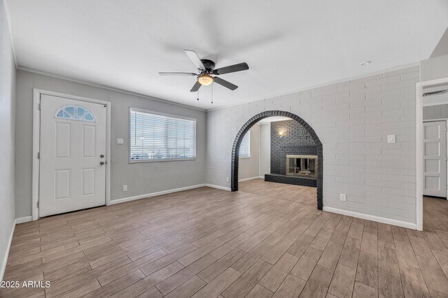 Building Photo - 102 W Holly Ln
