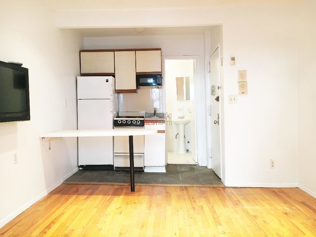 Primary Photo - 453 W 46th St