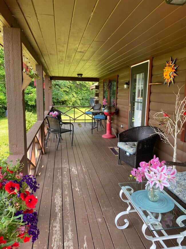 Porche - 1931 Middlebrook Rd