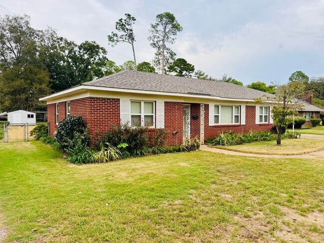 Building Photo - Charming 3 Bedroom / 1 Bath Home with Orig...