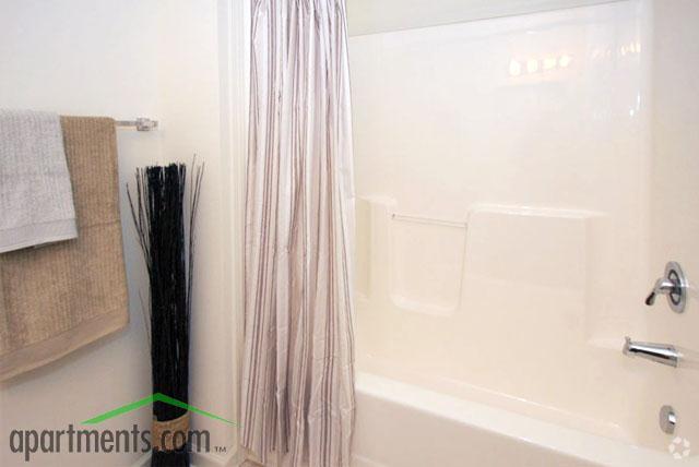 Baño - The Pointe at Peters Creek