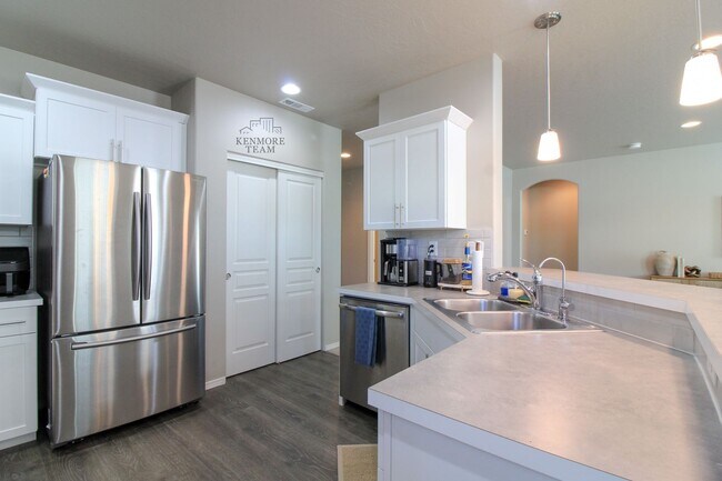 Foto del edificio - FURNISHED: 3 Bedroom, 2 Bath Home in South Richland