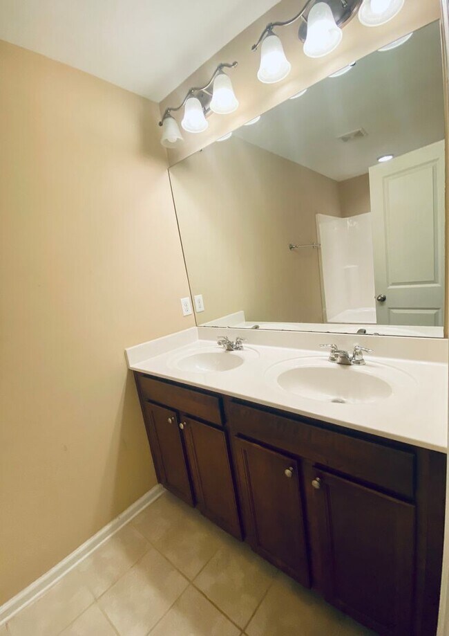 Foto del edificio - 2Bed/2.5 Bath Stunning End Unit Townhome i...