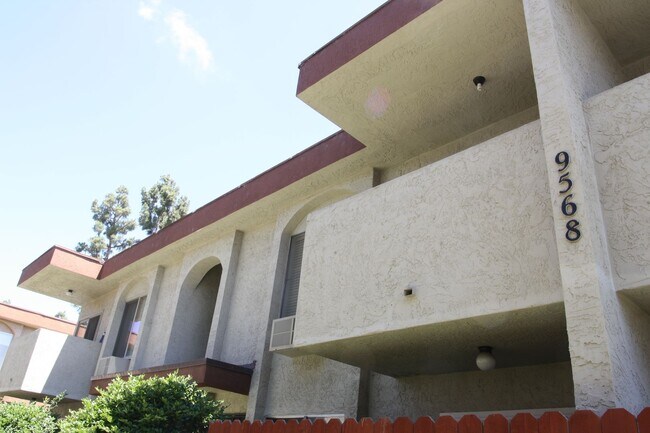 Foto del edificio - Upper Unit in Carrol Canyon Gardens