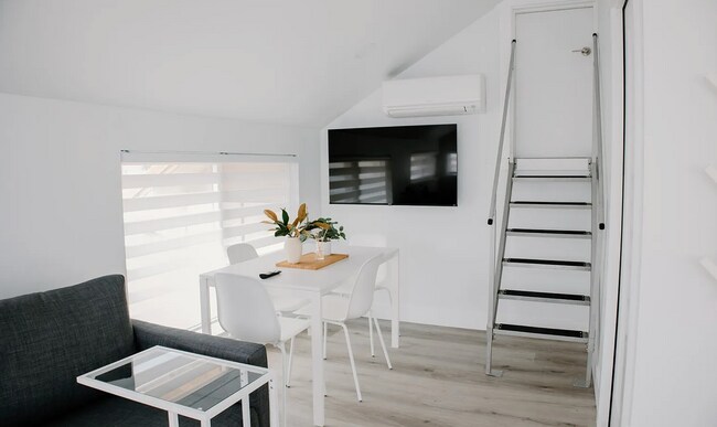 Foto del edificio - Fully Furnished LOFT Studio Apartment!