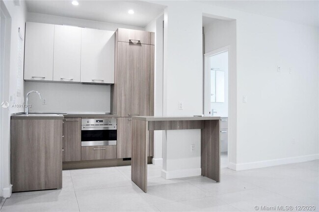 Foto del edificio - 245 NE 33rd St