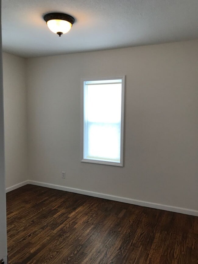 Building Photo - 2 bedroom/1 bathroom single family home!