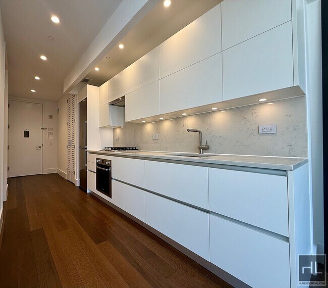 Foto del edificio - SUNNY NO FEE STUDIO IN THE LUXURY SUMMIT NYC