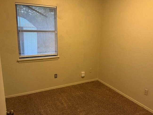 Foto del edificio - 2 bed, 1 bath with a 1 car garage duplex for rent in Moore near NW 27th and Shields.  New Paint a...