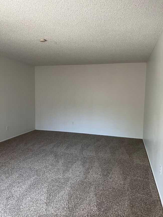 Building Photo - Available NOW! Cute Duplex in North Highla...