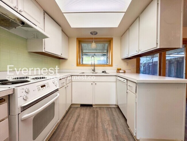 Building Photo - 2 Bed/1.5 Bath Condo with Modern Amenities / Available Soon!