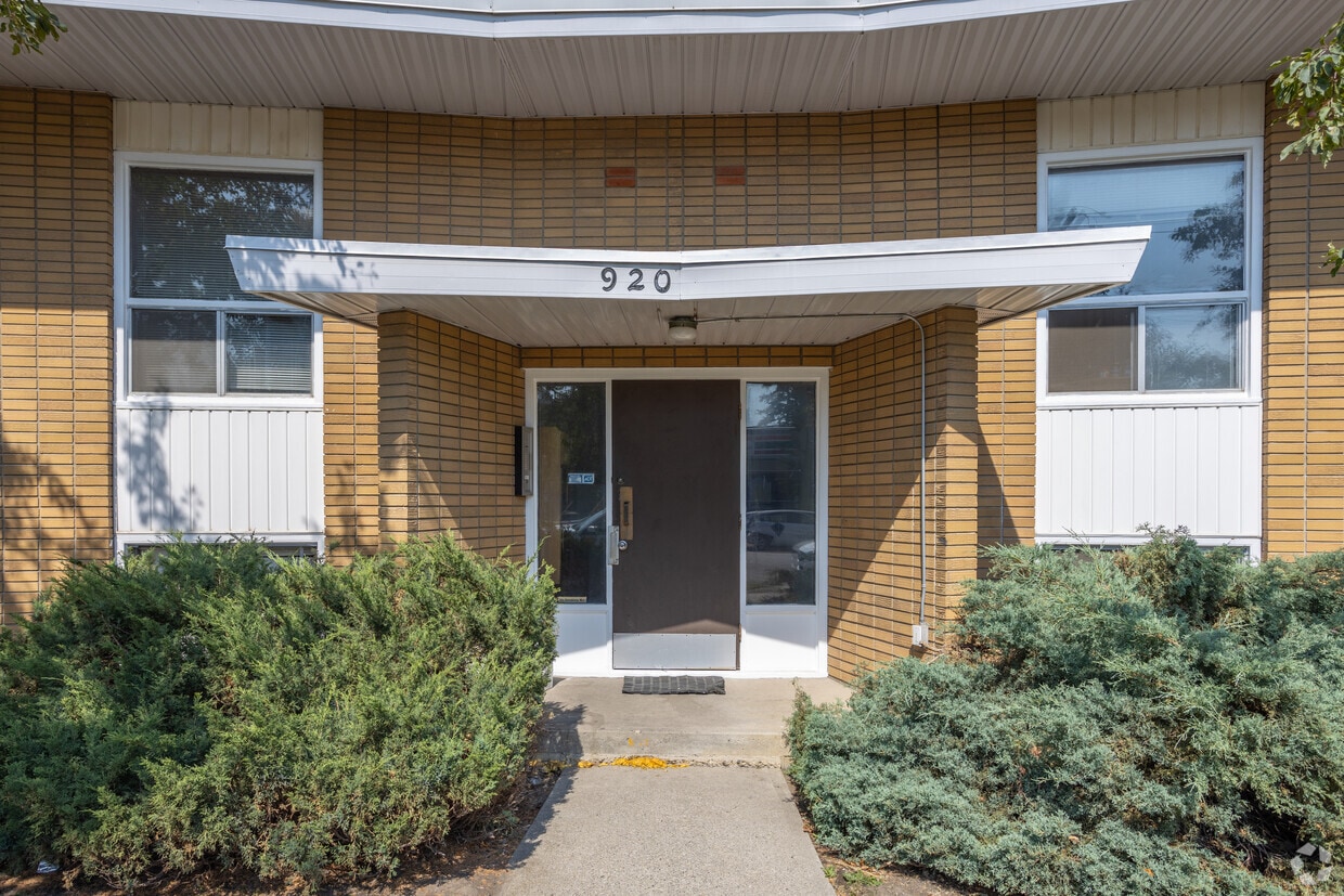 Building Photo - 920 69 Av SW