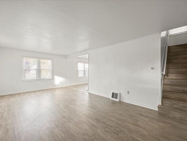 Building Photo - 710 Van Giesen