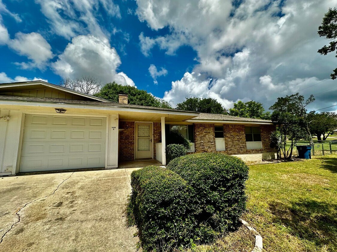 1448 Harper Rd Unit B, Kerrville, TX 78028 Room for Rent in Kerrville