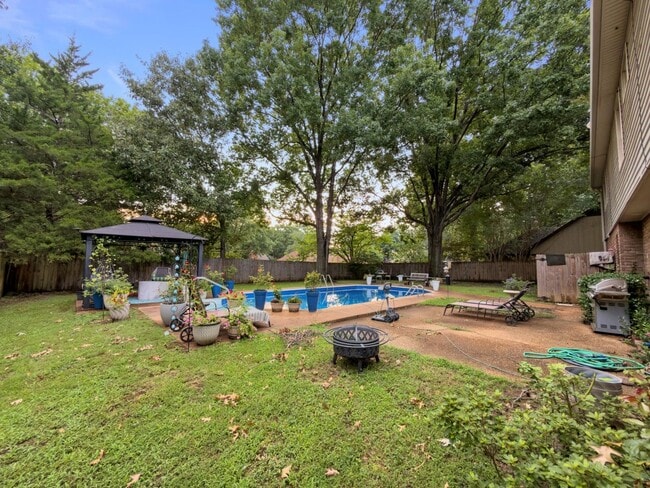 Building Photo - 743 Grovewood Dr