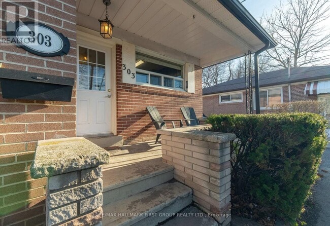 Building Photo - 303 Rossland Rd W