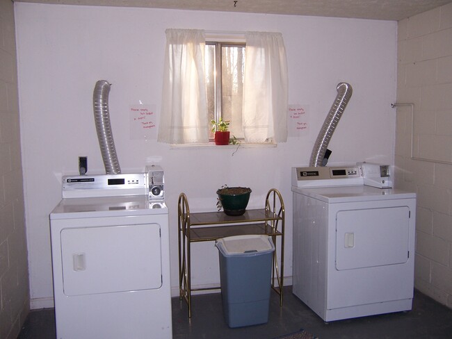 Building Photo - 5599 Wolfpen Pleasant Hill Rd