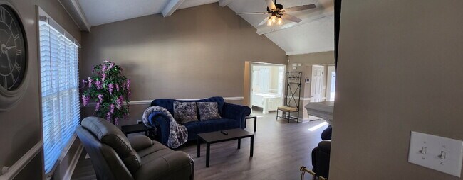 Building Photo - 258 Kenwood Dr