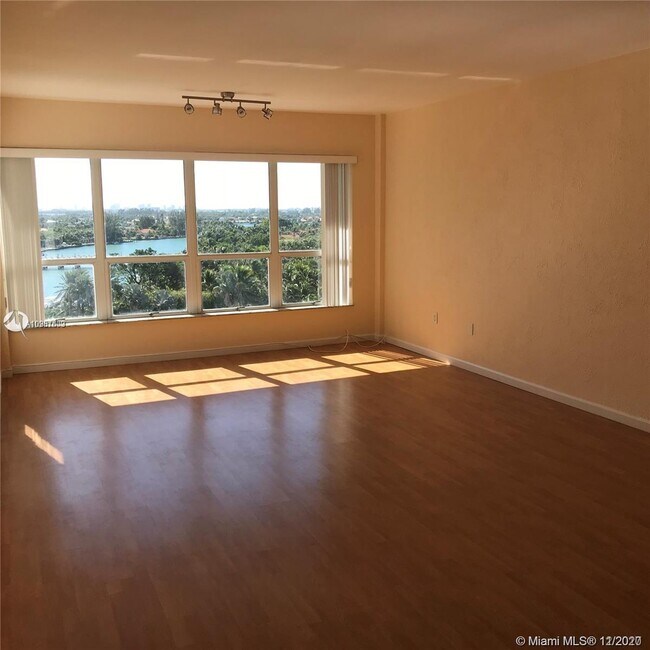 Foto del edificio - 9102 W Bay Harbor Dr