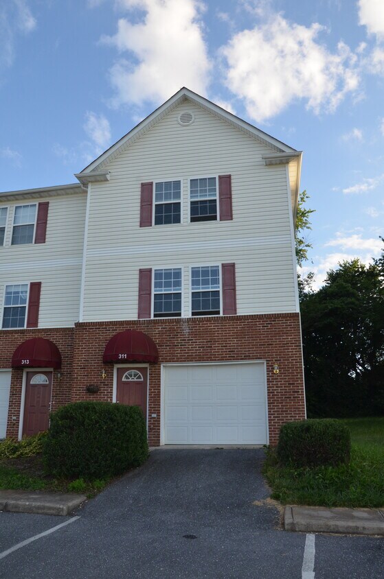 Foto principal - 311 Emerson Ln