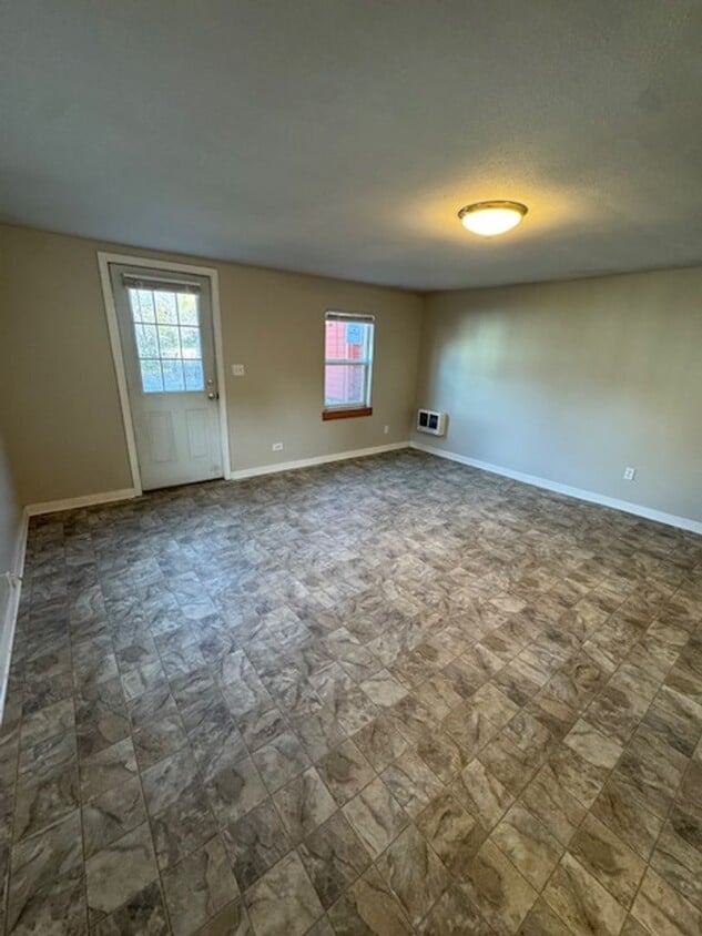 Primary Photo - NW Bend Cottage! 1 pet considered!