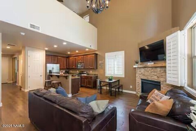 Foto del edificio - Elegant Presidio in the Pines Home! 5 Bed, 2.5 Bath + 2 Car Gar. & A/C! Students & Small Pets OK!...