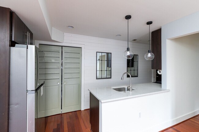 Foto del edificio - Chevy Chase Area One Bed, One Bath Condo R...