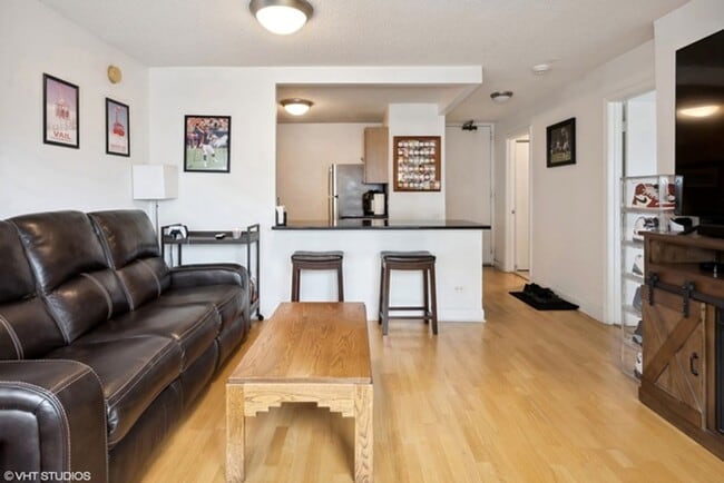 Building Photo - 1bed/1bath with full-amenity  is available...