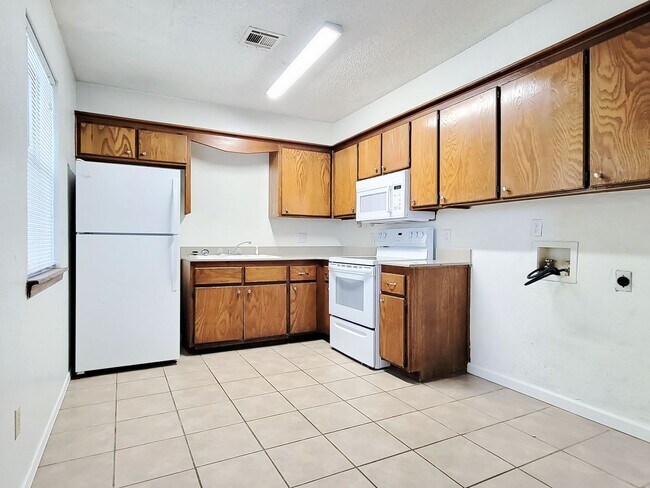 Building Photo - Charming 2 Bedroom Duplex in Tuttle, Oklah...