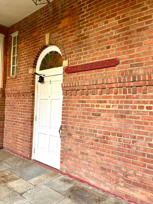 Foto del edificio - 70 Strawberry Hill Ave