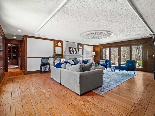 Building Photo - 1811 Breezewood Dr