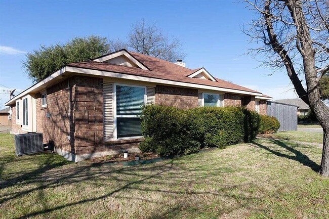 Foto del edificio - 2321 Shadyoaks Ln