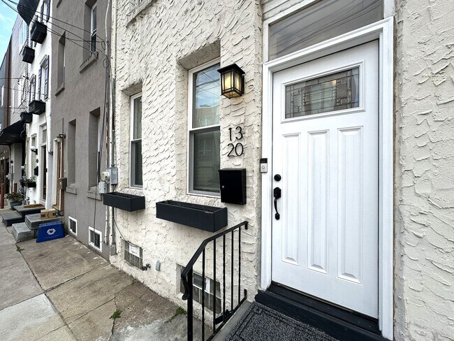 Foto del edificio - Stunning 4-Bedroom Townhome in the Heart of Fishtown! Available NOW!