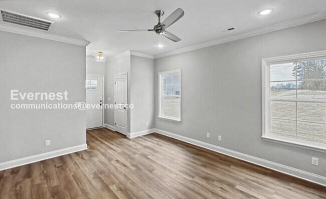 Building Photo - 2 Bed/2 Bath Townhome with Off-Street Parking / Pet-Friendly / Available Now!