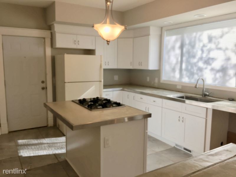 Foto principal - 5 br, 3 bath House - 319 E 11th St