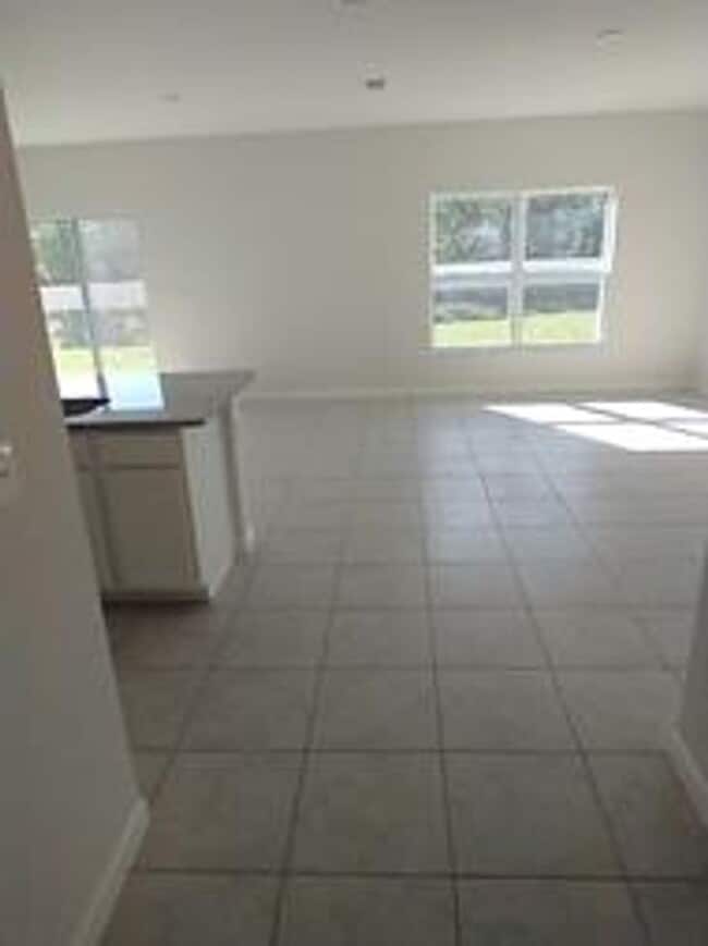 Building Photo - 4 Bedroom 2 Bathroom, Community pool