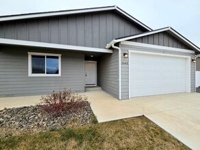 Building Photo - 2443 3rd St SE