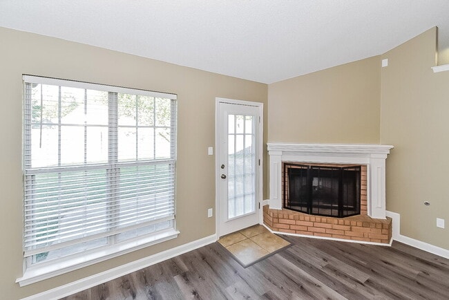 Foto del edificio - 7343 Bridle Ln
