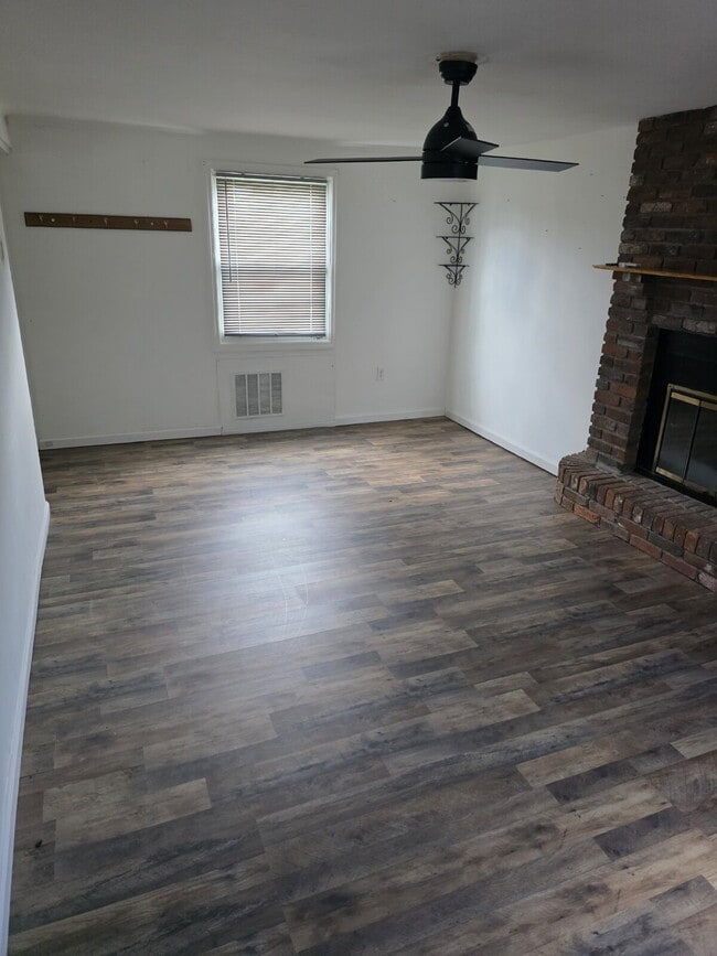 Building Photo - 549 Thompson Ave