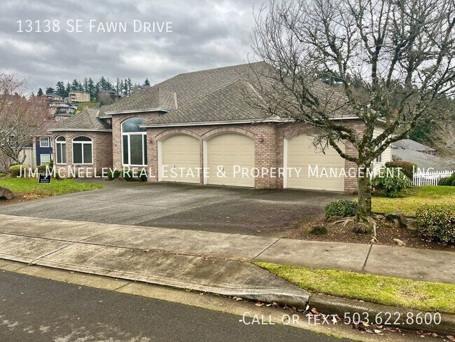 Foto del edificio - Desirable LARGE One Level Home In Happy Va...