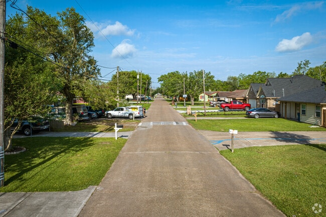 Street with homes with large yard in South Houston.