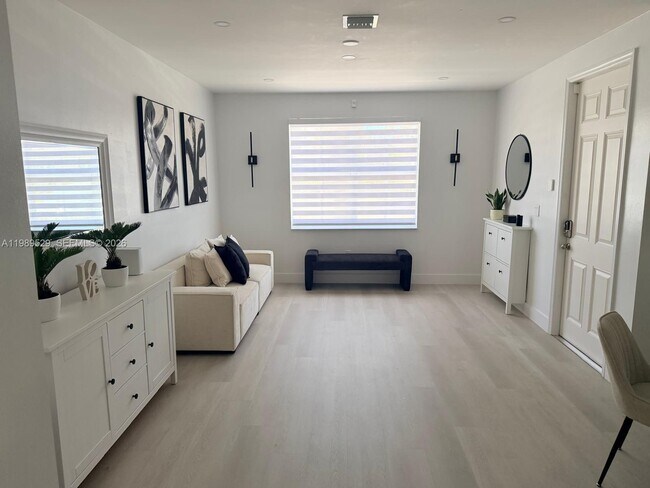 Foto del edificio - 1022 NE 42nd Terrace