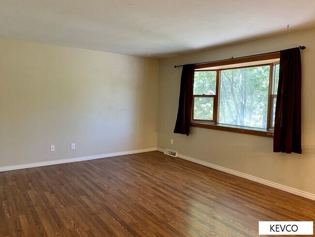 Building Photo - Great and Spacious Home with Backyard!