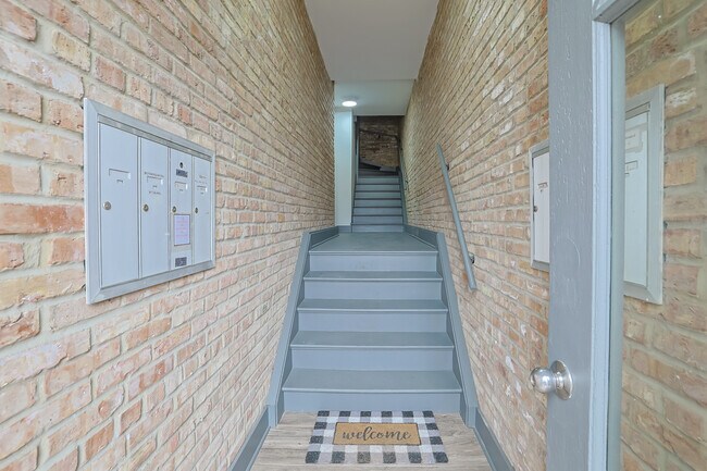 Foto del edificio - 4413 W Montrose Ave