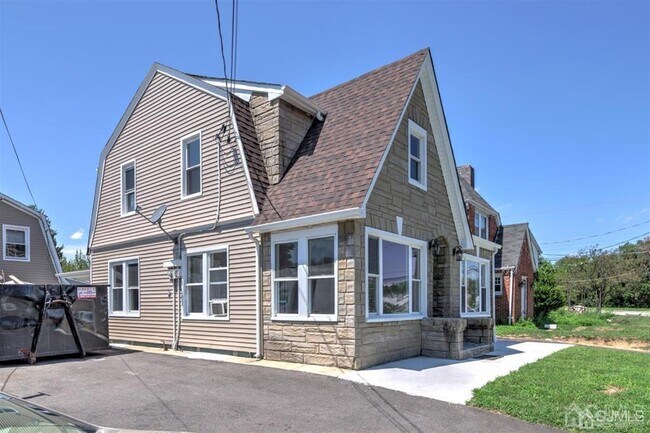 Foto del edificio - 8 Dolan Ave